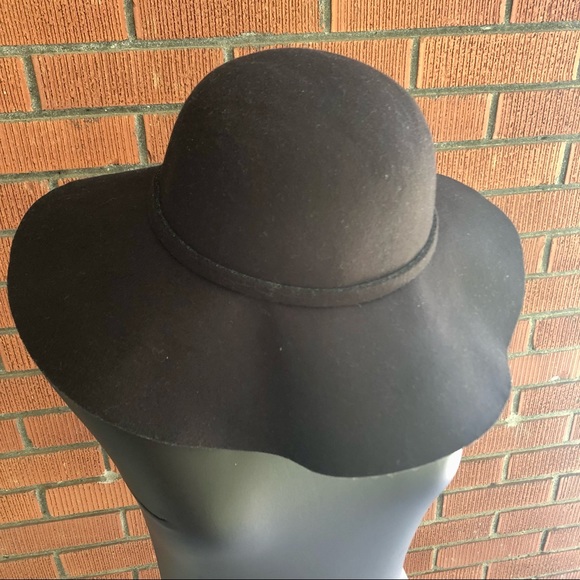 Black felt hat full brim with simple tie and round top, slightly floppy brim - Picture 2 of 7